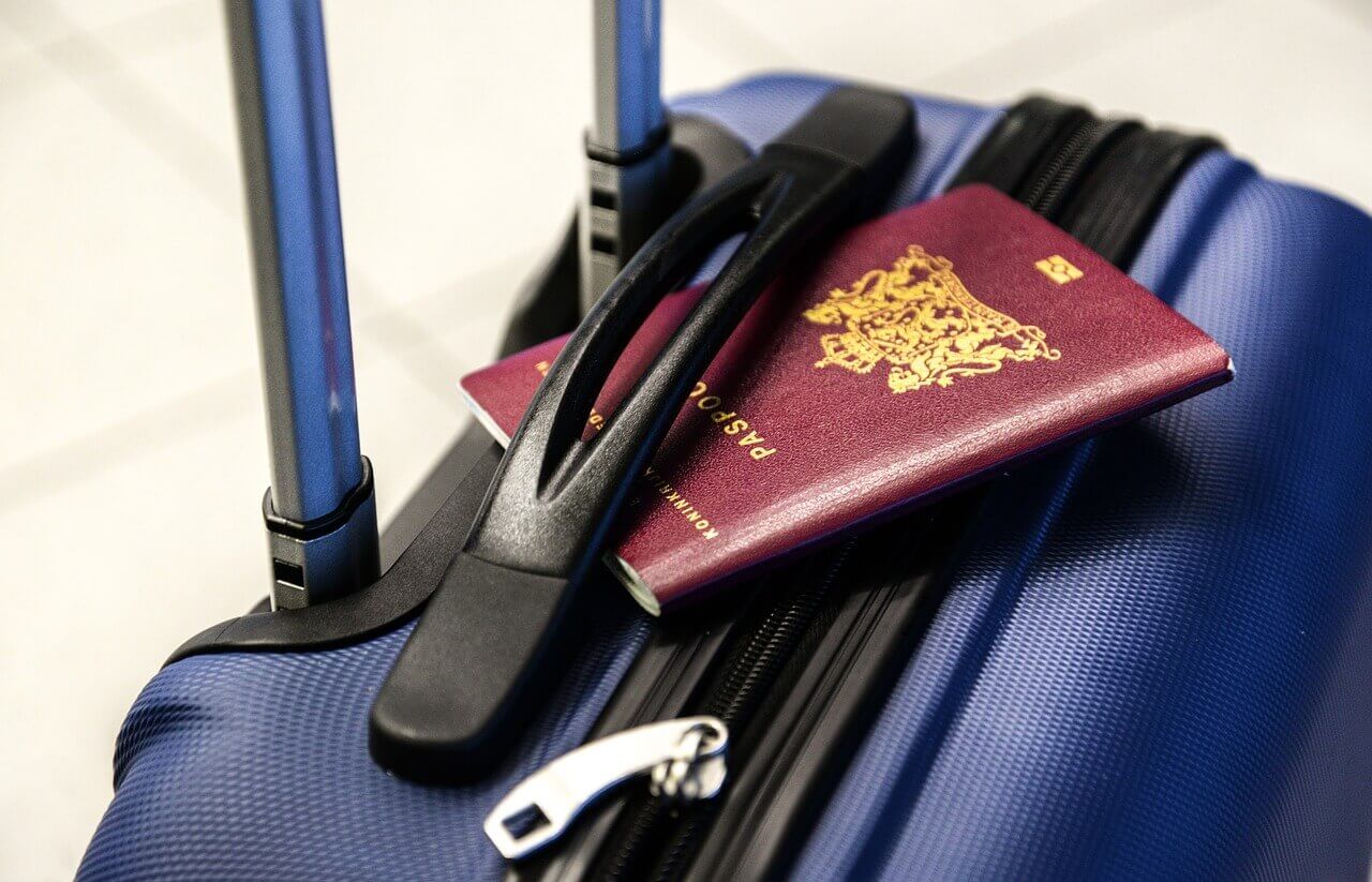 スーツケースの持ち手のところに挟まれたパスポート
