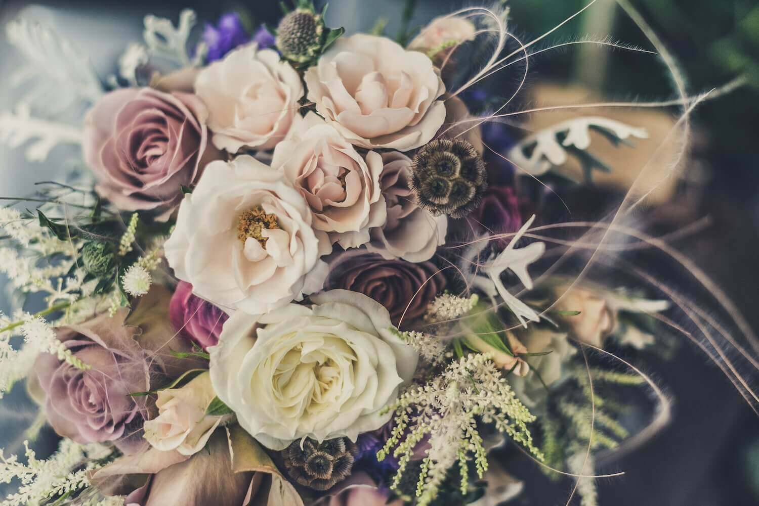 シックな色合いの花で作られた結婚式のブーケ